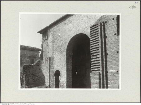 Vorderseite von Bibliotheca Hertziana [https://www.deutsche-digitale-bibliothek.de/content/lizenzen/rv-fz/] Palazzo di Teodorico (sog.) - Ostseite von Nordosten, Detail, bh465857_recto. Foto: Krautheimer, Richard.