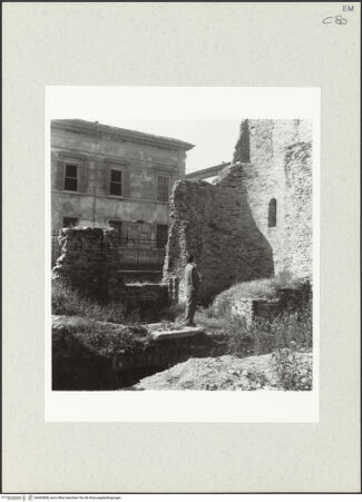 Vorderseite von Bibliotheca Hertziana [https://www.deutsche-digitale-bibliothek.de/content/lizenzen/rv-fz/] Palazzo di Teodorico (sog.) - Ostseite von Nordosten, Detail, bh465858_recto. Foto: Krautheimer, Richard.