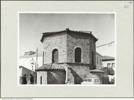 Vorderseite von Bibliotheca Hertziana [https://www.deutsche-digitale-bibliothek.de/content/lizenzen/rv-fz/] Baptisterium der Arianer - Ansicht von Nordosten, bh465862_recto. Foto: Krautheimer, Richard.