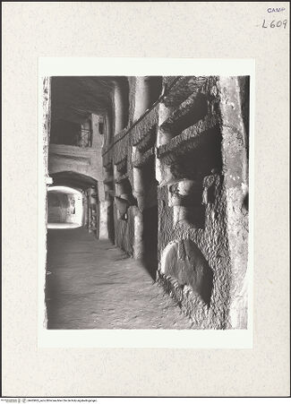Vorderseite von Bibliotheca Hertziana [https://www.deutsche-digitale-bibliothek.de/content/lizenzen/rv-fz/] Catacombe di San GennaroCatacomba Inferiore - 1. Abschnitt des großen südlichen Ambulacrums, ausgehend vom Vestibolo inferiore, bh465863_recto. Foto: Savio, Oscar.