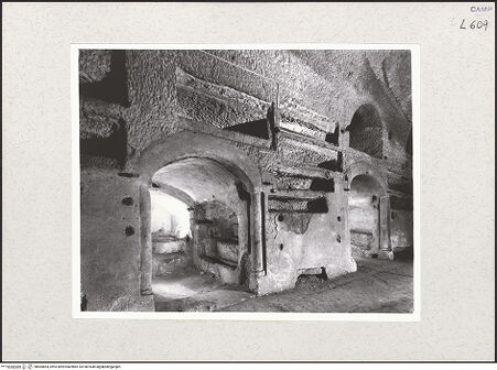 Vorderseite von Bibliotheca Hertziana [https://www.deutsche-digitale-bibliothek.de/content/lizenzen/rv-fz/] Catacombe di San GennaroCatacomba Inferiore - Bauplastik, Nordwand des mittleren Ambulacrums vom Vestibolo inferiore, bh465864_recto. Foto: Savio, Oscar.