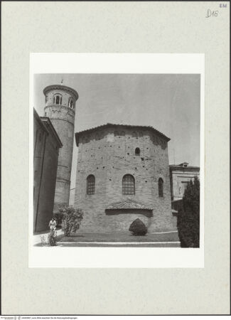 Vorderseite von Bibliotheca Hertziana [https://www.deutsche-digitale-bibliothek.de/content/lizenzen/rv-fz/] Baptisterium der Orthodoxen - Ansicht von Südosten, bh465867_recto. Foto: Krautheimer, Richard.