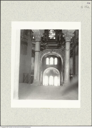 Vorderseite von Bibliotheca Hertziana [https://www.deutsche-digitale-bibliothek.de/content/lizenzen/rv-fz/] San VitaleInnenraumOberer Deambulatorium - Blick aus dem westlichen Interkolumnium des oberen Umgang in die Apsis, bh465869_recto. Foto: Krautheimer, Richard.