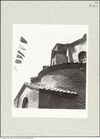 Vorderseite von Bibliotheca Hertziana [https://www.deutsche-digitale-bibliothek.de/content/lizenzen/rv-fz/] San VitaleAußenbau - Nordpastophorium von Norden, Detail, bh465870_recto. Foto: Krautheimer, Richard.