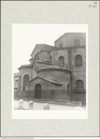 Vorderseite von Bibliotheca Hertziana [https://www.deutsche-digitale-bibliothek.de/content/lizenzen/rv-fz/] San VitaleAußenbau - Ostabschluss von Nordosten, bh465871_recto. Foto: Krautheimer, Richard.