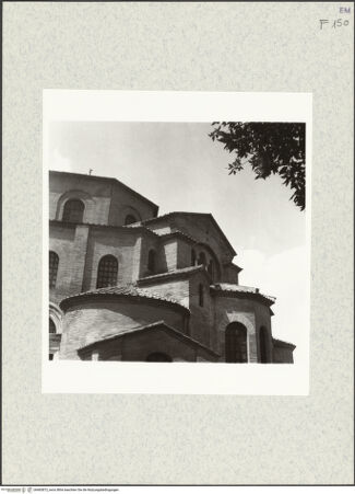 Vorderseite von Bibliotheca Hertziana [https://www.deutsche-digitale-bibliothek.de/content/lizenzen/rv-fz/] San VitaleAußenbau - Ostabschluss von Südosten, bh465872_recto. Foto: Krautheimer, Richard.