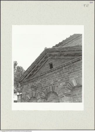 Vorderseite von Bibliotheca Hertziana [https://www.deutsche-digitale-bibliothek.de/content/lizenzen/rv-fz/] Mausoleo di Galla PlacidiaAußenbau - Westseite, Giebel, bh465874_recto. Foto: Krautheimer, Richard.