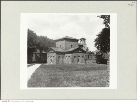 Vorderseite von Bibliotheca Hertziana [https://www.deutsche-digitale-bibliothek.de/content/lizenzen/rv-fz/] Mausoleo di Galla PlacidiaAußenbau - Ansicht von Südwesten, bh465876_recto. Foto: Krautheimer, Richard.