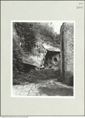 Vorderseite von Bibliotheca Hertziana [https://www.deutsche-digitale-bibliothek.de/content/lizenzen/rv-fz/] Catacombe di San GennaroHypogäen "E" und "C" hinter der Apsis von San Gennaro - Die beiden Hypogäen E und C hinter der Apsis von San Gennaro, bh465884_recto. Foto: Savio, Oscar.