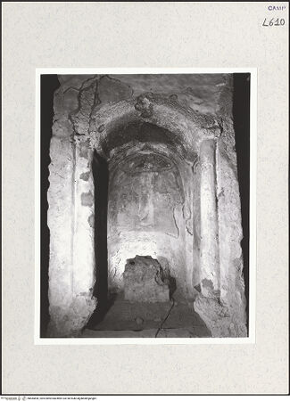 Vorderseite von Bibliotheca Hertziana [https://www.deutsche-digitale-bibliothek.de/content/lizenzen/rv-fz/] Catacombe di San GennaroVestibolo InferioreBattistero di Paolo II - Eine der beiden in die Tuffpfeiler eingegrabenen Ädikulen, bh465890_recto. Foto: Savio, Oscar.