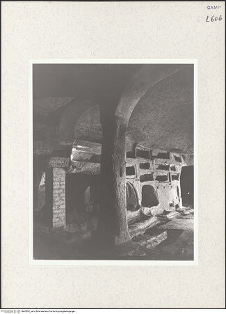 Vorderseite von Bibliotheca Hertziana [https://www.deutsche-digitale-bibliothek.de/content/lizenzen/rv-fz/] Catacombe di San GennaroCatacomba Superiore - Südwand bei der dreibogigen Arkade, bh465892_recto. Foto: Savio, Oscar.