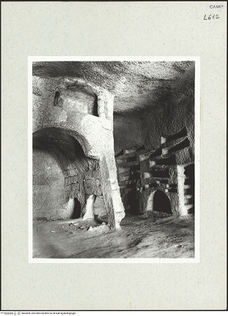 Vorderseite von Bibliotheca Hertziana [https://www.deutsche-digitale-bibliothek.de/content/lizenzen/rv-fz/] Catacombe di San GennaroHypogäen "E" und "C" hinter der Apsis von San Gennaro - Rückwand der Aula C; oben das "Sepolcro delle Colonne", bh465898_recto. Foto: Savio, Oscar.