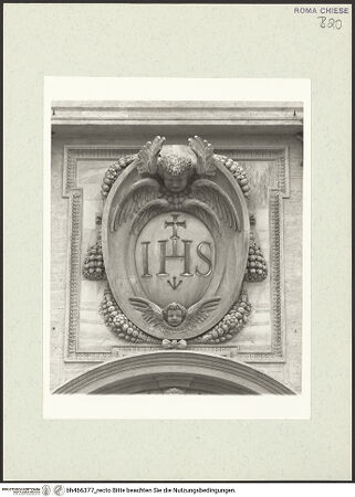 Vorderseite von Bibliotheca Hertziana [https://www.deutsche-digitale-bibliothek.de/content/lizenzen/rv-fz/] Il GesùWestfassade - Christusmonogramm über dem Hauptportal, bh466377_recto. Foto.