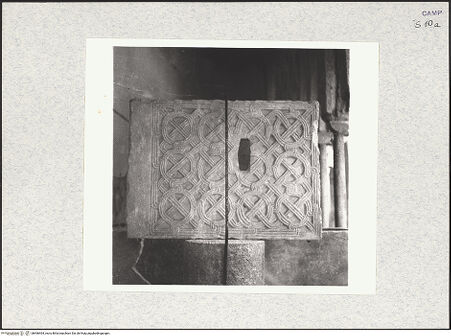 Vorderseite von Bibliotheca Hertziana [https://www.deutsche-digitale-bibliothek.de/content/lizenzen/rv-fz/] Fragment einer Chorschranke (recto); Thronende Madonna mit dem heiligen Andreas und Johannes dem Täufer (verso) - Recto, bh466464_recto. Foto: Krautheimer, Richard.