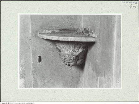 Vorderseite von Sopr. BAS ROMA [https://www.deutsche-digitale-bibliothek.de/content/lizenzen/rv-ez/] Eckkonsole - , bh466712_recto. Foto.