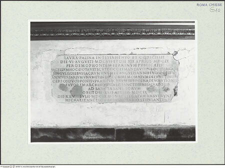 Vorderseite von Sopr. BAS ROMA [https://www.deutsche-digitale-bibliothek.de/content/lizenzen/rv-ez/] Inschrift zum Gedenken an eine Messstiftung der Laura Palina - , bh466713_recto. Foto.
