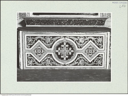Vorderseite von Sopr. BAS ROMA [https://www.deutsche-digitale-bibliothek.de/content/lizenzen/rv-ez/] 2. Kapelle links (di San Gregorio), Altar, 19. Jh., bh466735_recto. Foto.