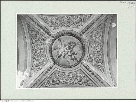 Vorderseite von Sopr. BAS ROMA [https://www.deutsche-digitale-bibliothek.de/content/lizenzen/rv-ez/] Santa Maria Nova - 3. Kapelle links (dell'Addolorata), Gewölbe, mit Fresko "Putti mit Palmzweig und Krone als Symbole für den Triumph des christlichen Glaubens", 18. Jh., bh466740_recto. Foto.