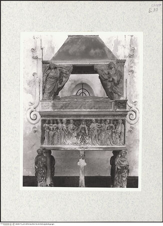 Vorderseite von Bibliotheca Hertziana [https://www.deutsche-digitale-bibliothek.de/content/lizenzen/rv-fz/] Grabmonument der Königin Margherita von Anjou Durazzo - Teilansicht, bh466775_recto. Foto.