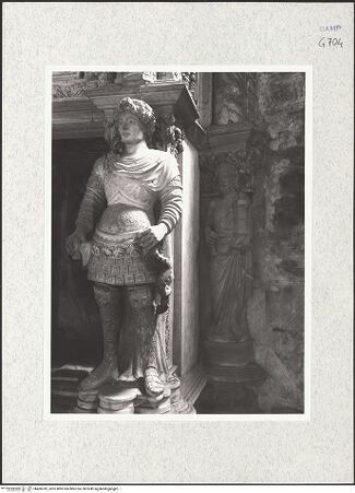 Vorderseite von Bibliotheca Hertziana [https://www.deutsche-digitale-bibliothek.de/content/lizenzen/rv-fz/] Grabmal des Giovanni (Sergianni) Caracciolo (gest. 1432)Tugenden als Tragfiguren - Prudentia, bh466782_recto. Foto.