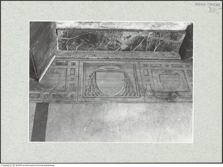 Vorderseite von Sopr. BAS ROMA [https://www.deutsche-digitale-bibliothek.de/content/lizenzen/rv-ez/] Santa Maria Nova - Linker Eingang, Grabplatte im Boden mit Kardinalshut, Marmor 202 x 63,5, 1401/1450, bh466859_recto. Foto.