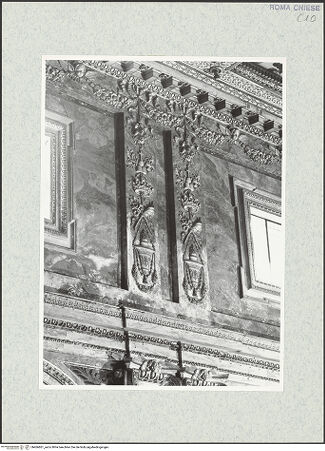Vorderseite von Sopr. BAS ROMA [https://www.deutsche-digitale-bibliothek.de/content/lizenzen/rv-ez/] Santa Maria Nova - Langhaus, Obergaden, Wanddekoration, Marmor und Stuck, vergoldet, 1601/1650, bh466861_recto. Foto.