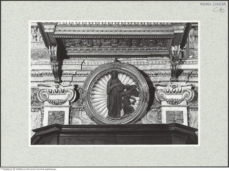 Vorderseite von Sopr. BAS ROMA [https://www.deutsche-digitale-bibliothek.de/content/lizenzen/rv-ez/] Santa Maria Nova - Eingangswand, Detail: Medaillon mit der heiligen Francesca Romana und dem Schutzengel oberhalb des Windfangs, Marmor und Stuck, 1801/1900, bh466862_recto. Foto.