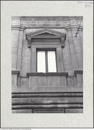 Vorderseite von Savio, Oscar [https://www.deutsche-digitale-bibliothek.de/content/lizenzen/rv-fz/] Palazzo di Jacopo da Brescia - Fassade, piano nobile, Detail: Fenster mit Dreiecksgiebel, bh466881_recto. Foto.