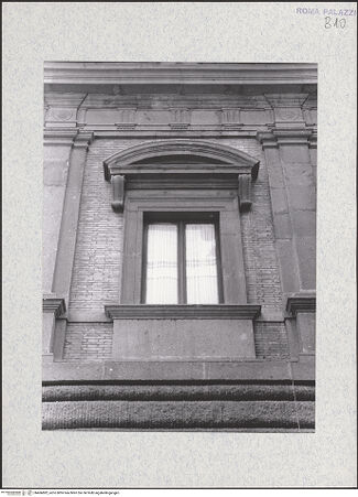 Vorderseite von Savio, Oscar [https://www.deutsche-digitale-bibliothek.de/content/lizenzen/rv-fz/] Palazzo di Jacopo da Brescia - Fassade, piano nobile, Detail: Fenster mit Rundgiebel, bh466882_recto. Foto.