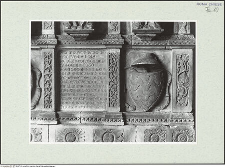 Vorderseite von Sopr. BAS ROMA [https://www.deutsche-digitale-bibliothek.de/content/lizenzen/rv-ez/] Grabmal des Kardinals Marino Vulcani (auch: Marino Bulcano) - Detail: das Wappen des Kardinals, bh467219_recto. Foto.