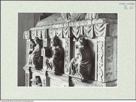 Vorderseite von Sopr. BAS ROMA [https://www.deutsche-digitale-bibliothek.de/content/lizenzen/rv-ez/] Grabmal des Kardinals Marino Vulcani (auch: Marino Bulcano) - Detail: die drei theologischen Tugenden, Schrägsicht, bh467220_recto. Foto.