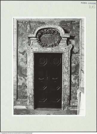 Vorderseite von Sopr. BAS ROMA [https://www.deutsche-digitale-bibliothek.de/content/lizenzen/rv-ez/] Tür - , bh467226_recto. Foto.