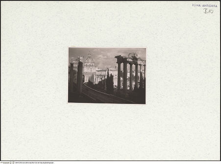 Vorderseite von Foto Marburg [https://www.deutsche-digitale-bibliothek.de/content/lizenzen/rv-ez/] Forum Romanum - Blick vom Kapitol zum Saturn-Tempel und zum Severus-Bogen, Santi Luca e Martina im Hintergrund, bh467298_recto. Foto: Schlegel, Arthur.
