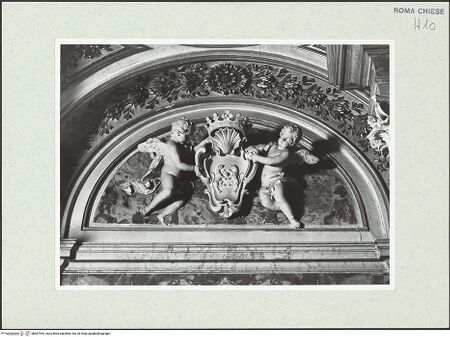 Vorderseite von Sopr. BAS ROMA [https://www.deutsche-digitale-bibliothek.de/content/lizenzen/rv-ez/] Zwei Lünetten und wappentragenden EngelnZwei Engel halten ein Wappen, möglicherweise das der Stifterin Vittoria Coccini - , bh467544_recto. Foto.