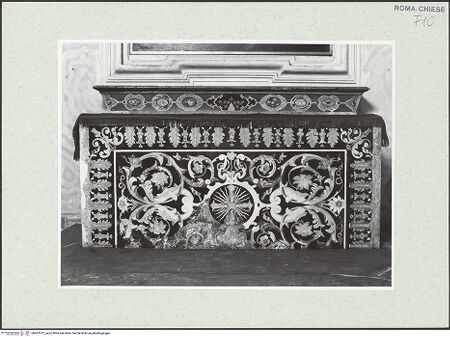 Vorderseite von Sopr. BAS ROMA [https://www.deutsche-digitale-bibliothek.de/content/lizenzen/rv-ez/] Altar - , bh467613_recto. Foto.