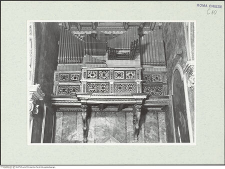 Vorderseite von Sopr. BAS ROMA [https://www.deutsche-digitale-bibliothek.de/content/lizenzen/rv-ez/] Orgel und Sängertribüne, bh467663_recto. Foto.