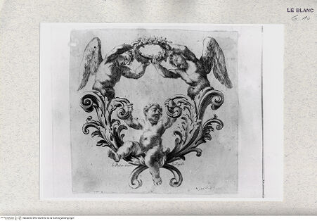 Vorderseite von Istituto Nazionale per la Grafica [http://creativecommons.org/publicdomain/mark/1.0/] Ornamentranke mit sitzendem Putto und zwei Engeln, die einen Blütenkranz halten - , bh468383. Foto.