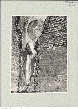 Vorderseite von ICCD [https://www.deutsche-digitale-bibliothek.de/content/lizenzen/rv-ez/] Santi Quattro CoronatiInneresCappella di Santa Barbara - Südwand, Freskenfragment in der Nische : ein Heiliger, bh468473_recto. Foto.
