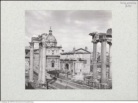 Vorderseite von Fototeca dell'Unione Internazionale presso l'American Academy in Rome [https://www.deutsche-digitale-bibliothek.de/content/lizenzen/rv-ez/] Forum Romanum - Blick vom Kapitol in Richtung Saturntempel und Severusbogen, mit Santi Luca e Martina im Hintergrund, bh468478_recto. Foto.
