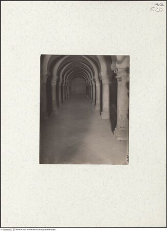 Vorderseite von Bibliotheca Hertziana [https://www.deutsche-digitale-bibliothek.de/content/lizenzen/rv-fz/] CattedraleUnterkircheSanta Maria della Scala - Blick in den Raum von Westen (vor der Restaurierung), bh468516_recto. Foto.