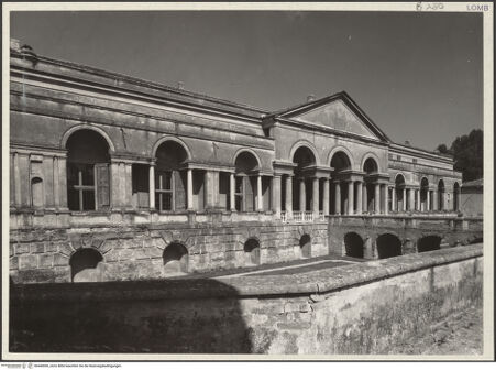 Vorderseite von Savio, Oscar [https://www.deutsche-digitale-bibliothek.de/content/lizenzen/rv-ez/] Palazzo del TèGartenfassade / Ostfassade - Ansicht von Südosten, bh468590_recto. Foto.