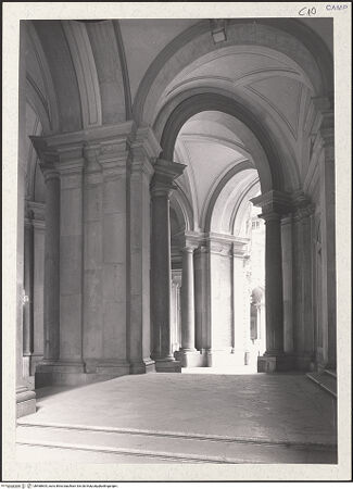 Vorderseite von Savio, Oscar [https://www.deutsche-digitale-bibliothek.de/content/lizenzen/rv-fz/] Palazzo RealeVestibolo Inferiore - Detail, bh468604_recto. Foto: Savio, Oscar.