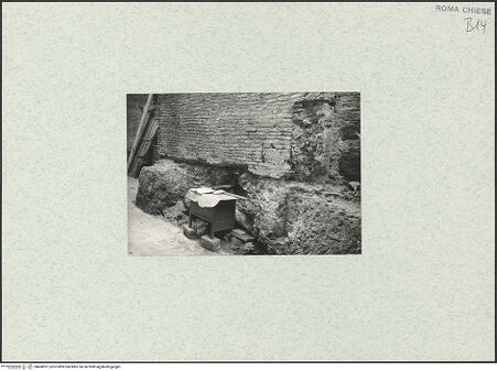 Vorderseite von unbekannt [https://www.deutsche-digitale-bibliothek.de/content/lizenzen/rv-ez/] Santi Quattro Coronati - Basis des Stützpfeilers der nordwestlichen Ecke, aus Osten, bh468997_recto. Foto: Corbett, Spencer.