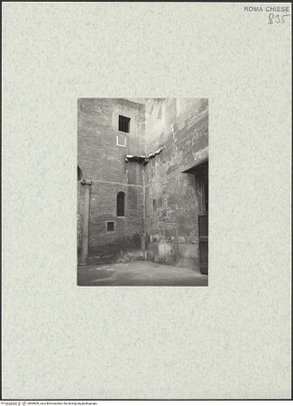 Vorderseite von unbekannt [https://www.deutsche-digitale-bibliothek.de/content/lizenzen/rv-fz/] Santi Quattro CoronatiÄußeresZweiter Hof - Nördliche Wand, östliche Ecke, bh469000_recto. Foto.