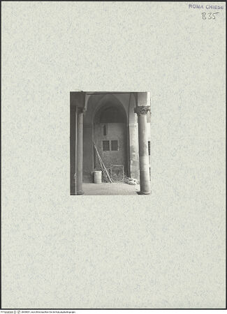 Vorderseite von unbekannt [https://www.deutsche-digitale-bibliothek.de/content/lizenzen/rv-fz/] Santi Quattro CoronatiÄußeresZweiter Hof - Vorhalle nach Norden, östliche Arkade, bh469001_recto. Foto.