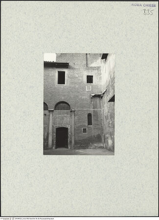 Vorderseite von unbekannt [https://www.deutsche-digitale-bibliothek.de/content/lizenzen/rv-fz/] Santi Quattro CoronatiÄußeresZweiter Hof - Nördliche Wand, östliche Ecke, bh469002-2_recto. Foto.