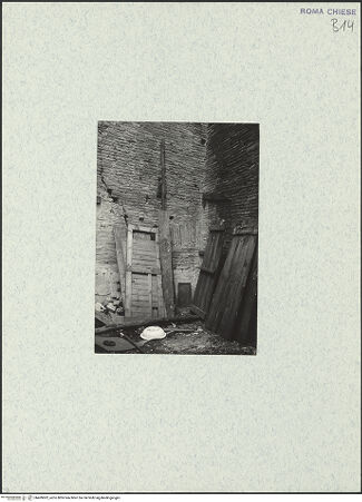 Vorderseite von unbekannt [https://www.deutsche-digitale-bibliothek.de/content/lizenzen/rv-fz/] Santi Quattro Coronati - Substruktionen unter dem einstigen nördlichen Seitenschiff, östlicher Abschnitt aus Norden, bh469002_recto. Foto.