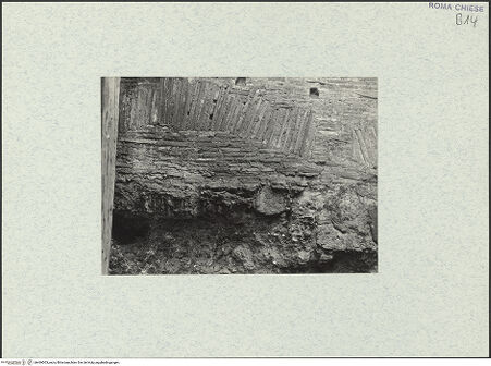 Vorderseite von unbekannt [https://www.deutsche-digitale-bibliothek.de/content/lizenzen/rv-ez/] Santi Quattro Coronati - Nördliche Wand (Wand D), westlicher Abschnitt, Substruktionen, Detail: Mauerwerk aus dem 9. Jahrhundert über der Mauer eines älteren Wasserreservoirs, bh469003_recto. Foto: Corbett?, Spencer.
