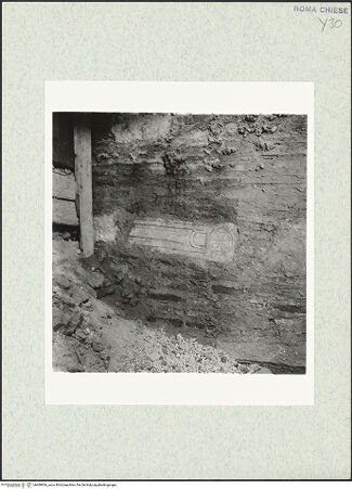 Vorderseite von Bibliotheca Hertziana [https://www.deutsche-digitale-bibliothek.de/content/lizenzen/rv-fz/] Santi Quattro Coronati - Marmorfragment im Mauerwerk des einstigen nördlichen Seitenschiffs?, bh469006_recto. Foto.