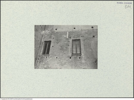 Vorderseite von unbekannt [https://www.deutsche-digitale-bibliothek.de/content/lizenzen/rv-fz/] Santi Quattro Coronati - Nördliche Wand (mit den Fenstern des Refektoriums?), bh469007_recto. Foto.